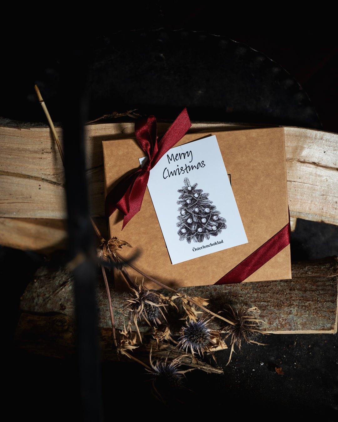 Julklappstips - hantverkschoklad och vackra pralinaskar tillverkade för hand på Österlen av Svenska Kakao