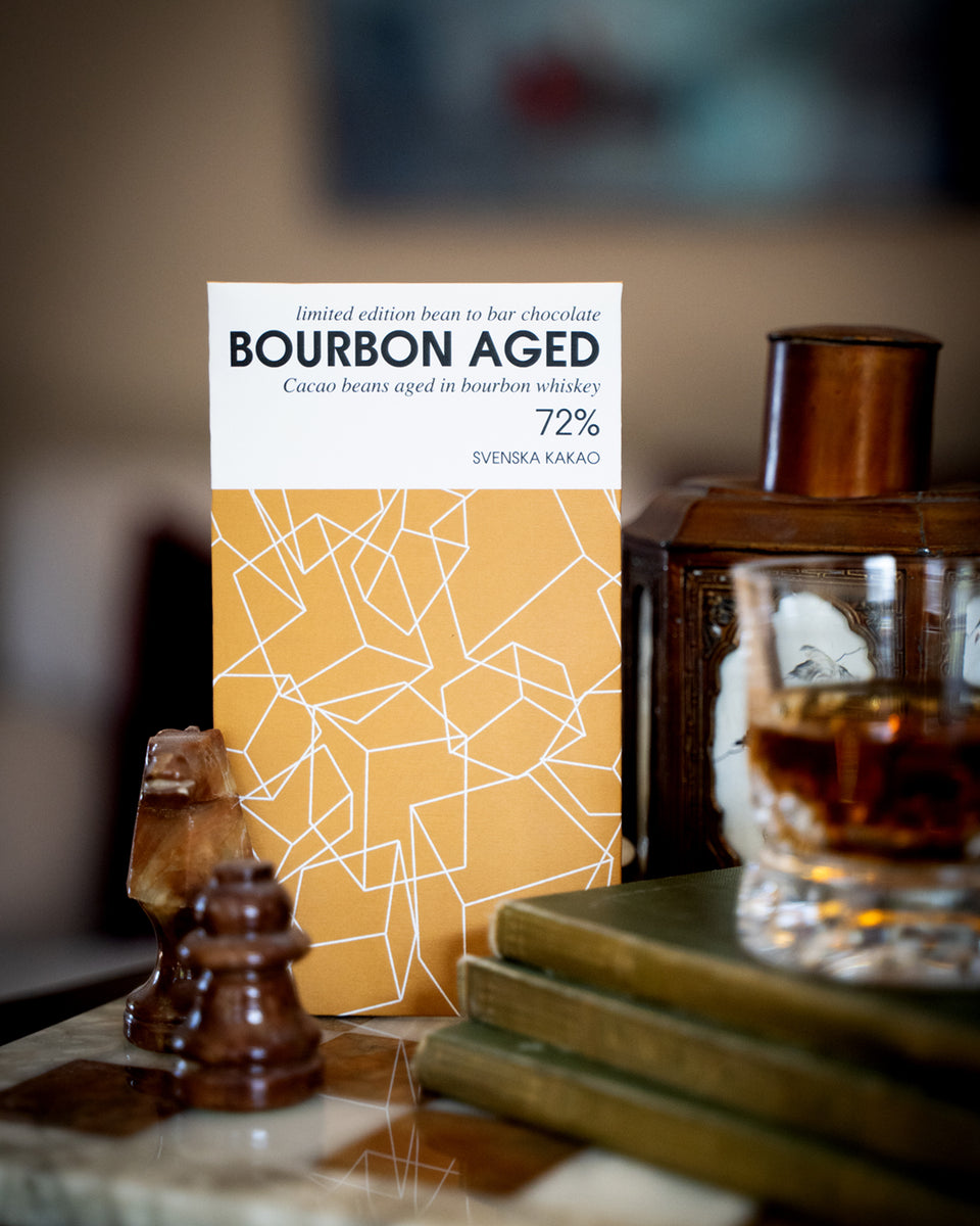 julklapp till pappa? En mörk chokladkaka med Bourbon Whiskey. Tillverkat för hand på Österlen av Svenska Kakao