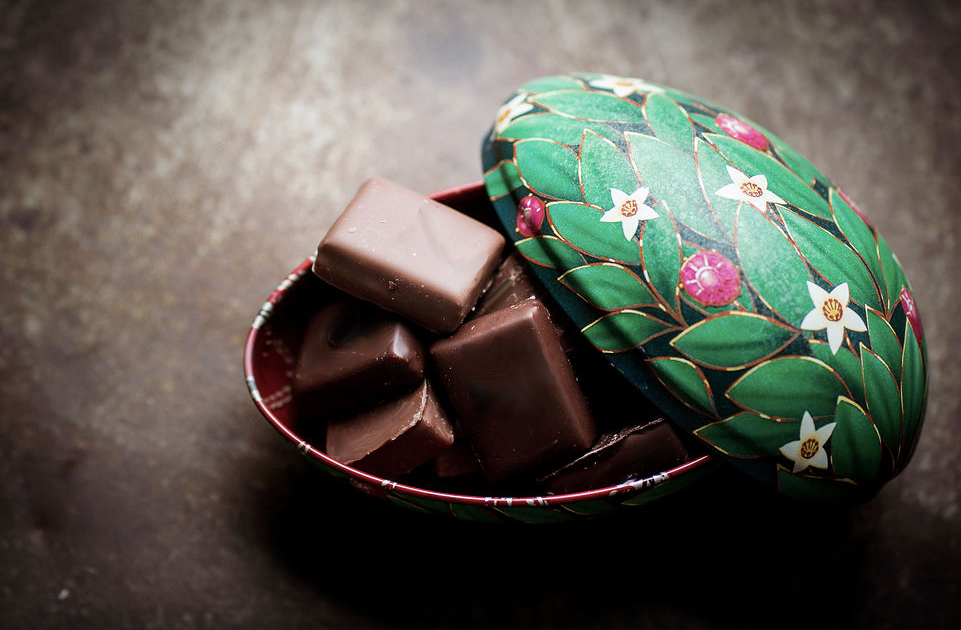 Lyxigt påskägg - Fabergéägg med hantverkspraliner. Skicka ett chokladbud med ägg till någon i påskpresent.