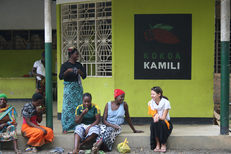 Svenska kakao köper in sin kakaobönor från utvalda producenter runt om i världen. I bild sitter ägaren Ulrika hos producenten Kokoa Kamili i Tanzania
