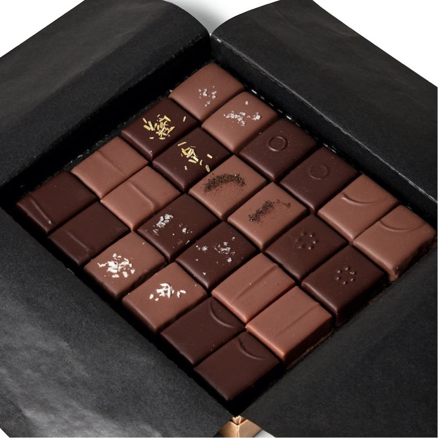 Vacker presentask med chokladbitar