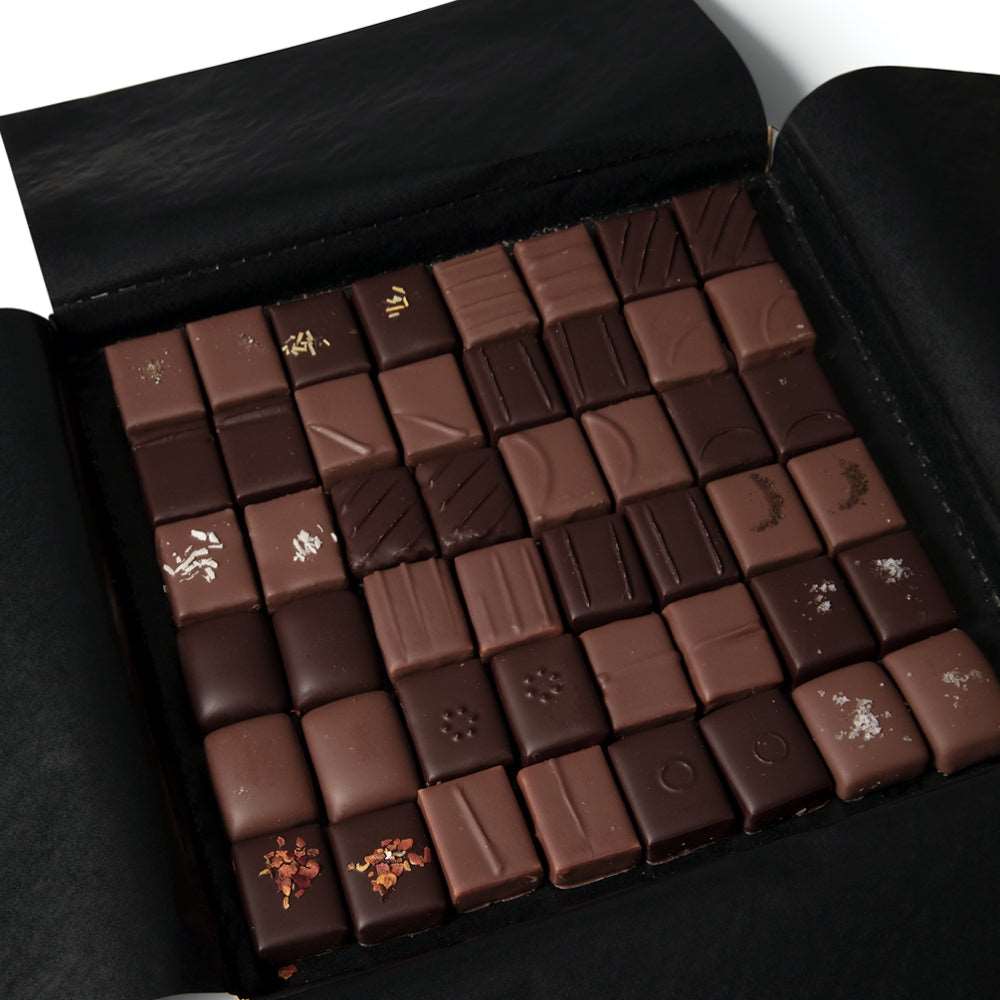 Ovanligt goda julpraliner från Österlen. Tillverkade för hand i vår lilla fabrik i Skåne. Bean to bar to bonbon by Svenska Kakao