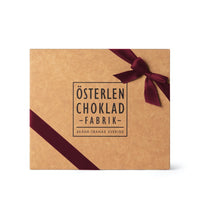 Julklappstips. Julchoklad i lyxig presentask med ovanligt goda julpraliner. mörkchoklad och ljus choklad. Tillverkat för hand på Österlen av Svenska Kakao