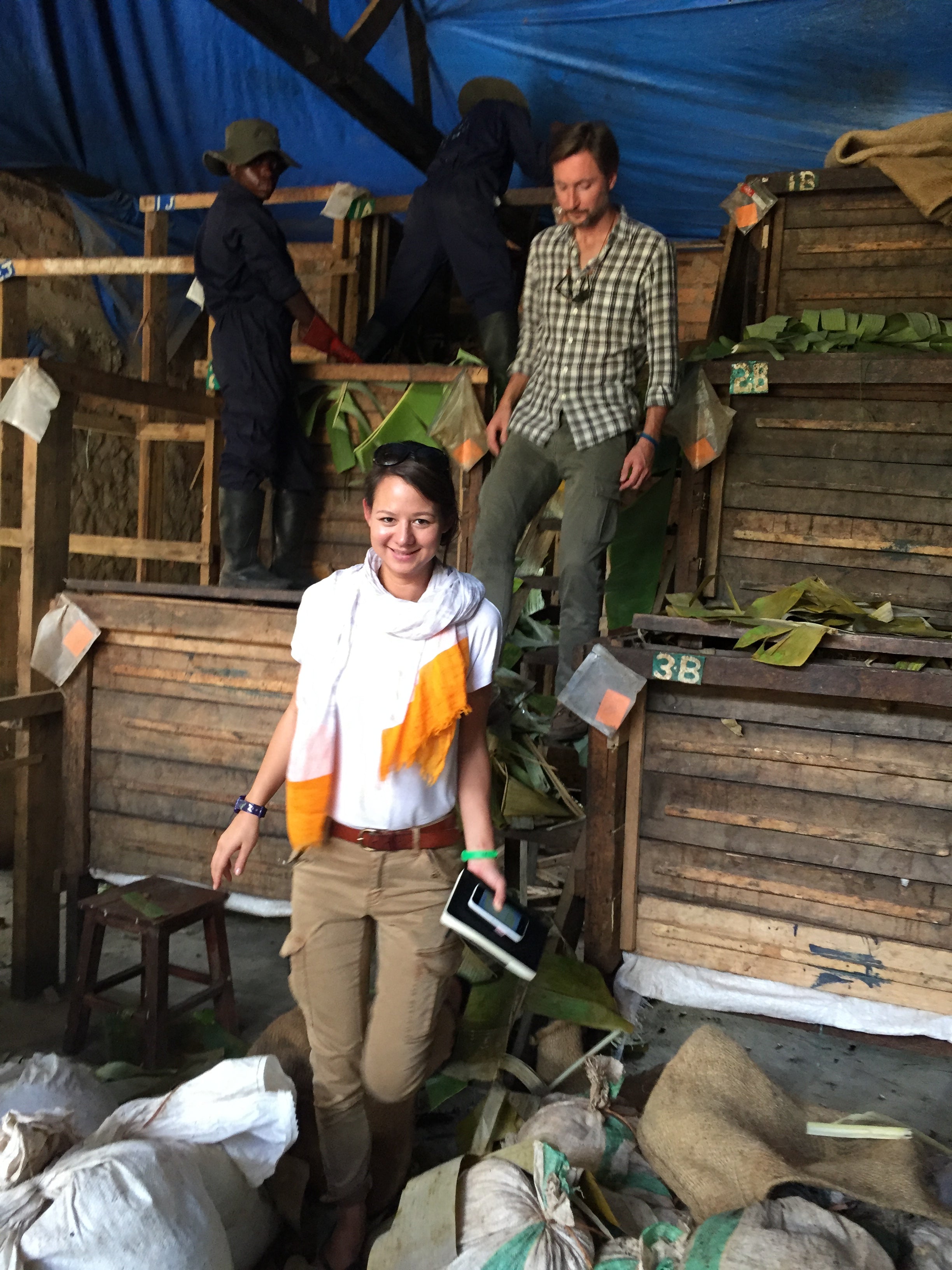 Fredrik & Ulrika Bergenkrans inspekterar jäsningen på processtationen i Mbingu, Tanzania - Svenska Kakao
