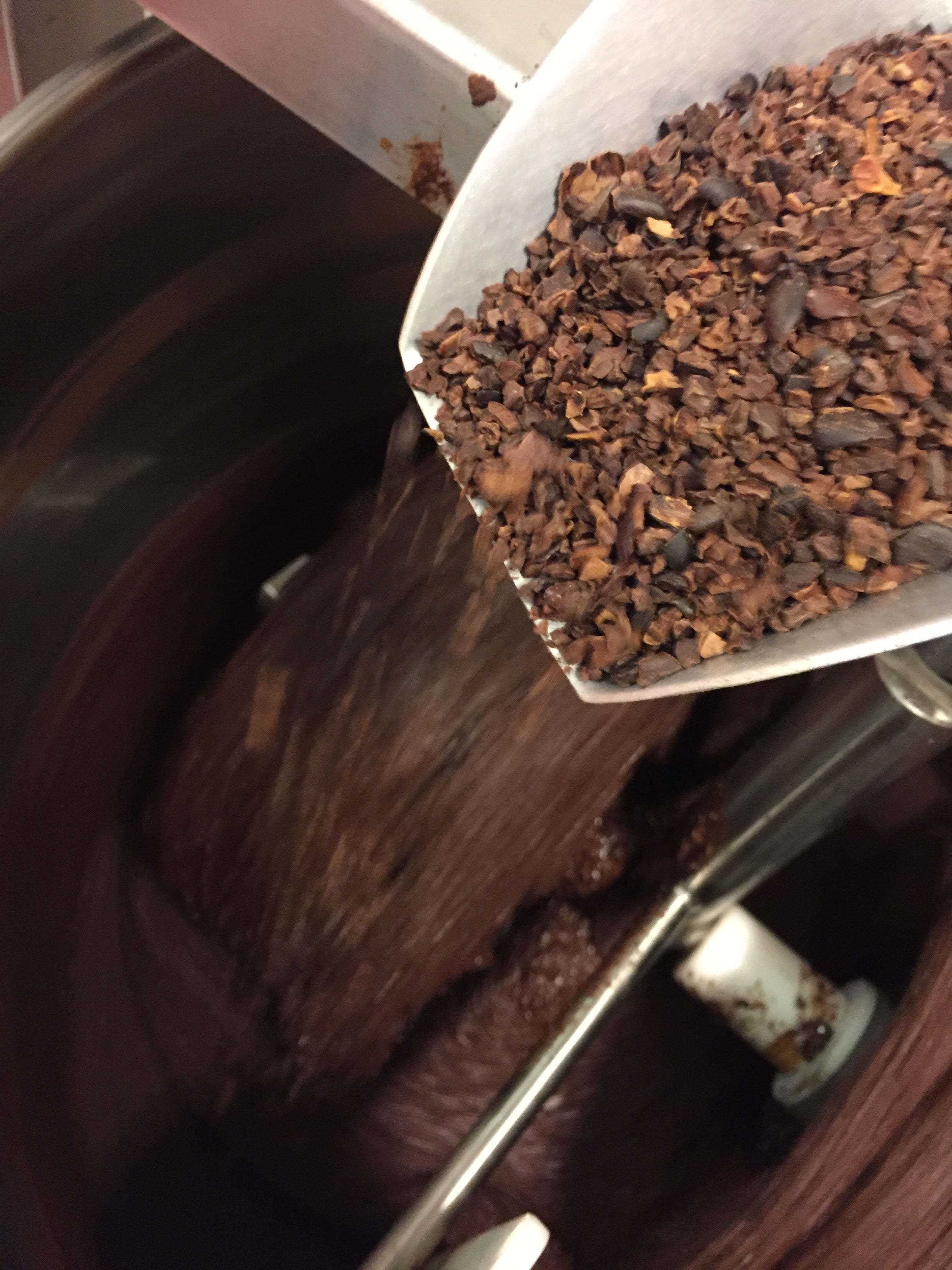 Grovmalning av kakaonibs och socker till en grov massa. Svenska Kakao på Österlen