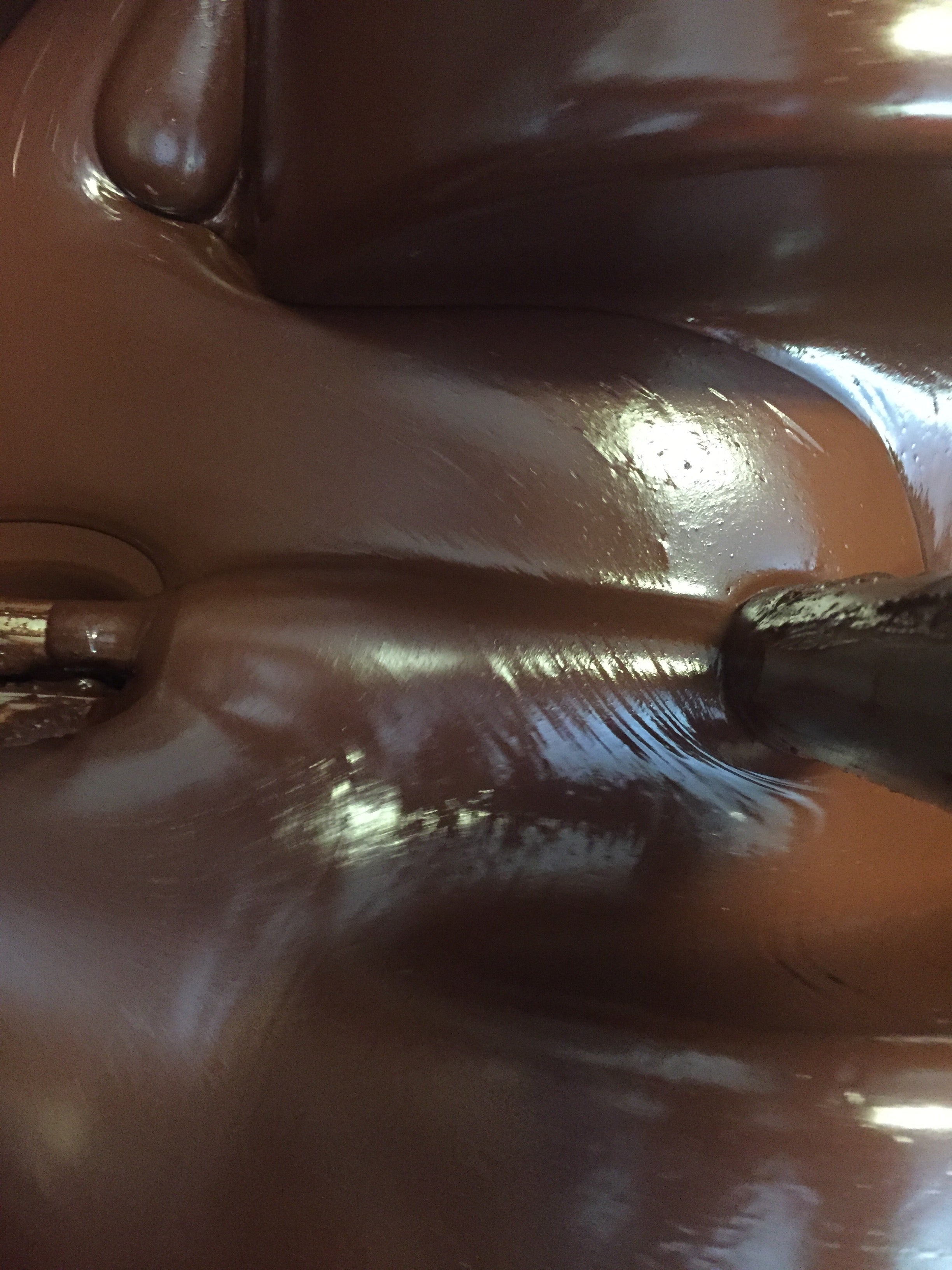Genom att knåda och lufta chokladen genom conchning justerar man viskositet och flytegenskaper. - Svenska Kakao, Österlen