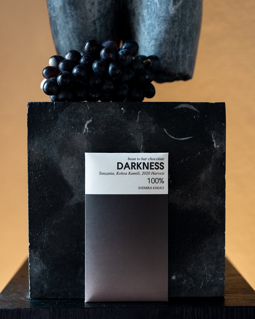 Extra mörk choklad 100% utan socker. Vegansk mörk choklad tillverkat i Sverige av Svenska Kakao på Österlen