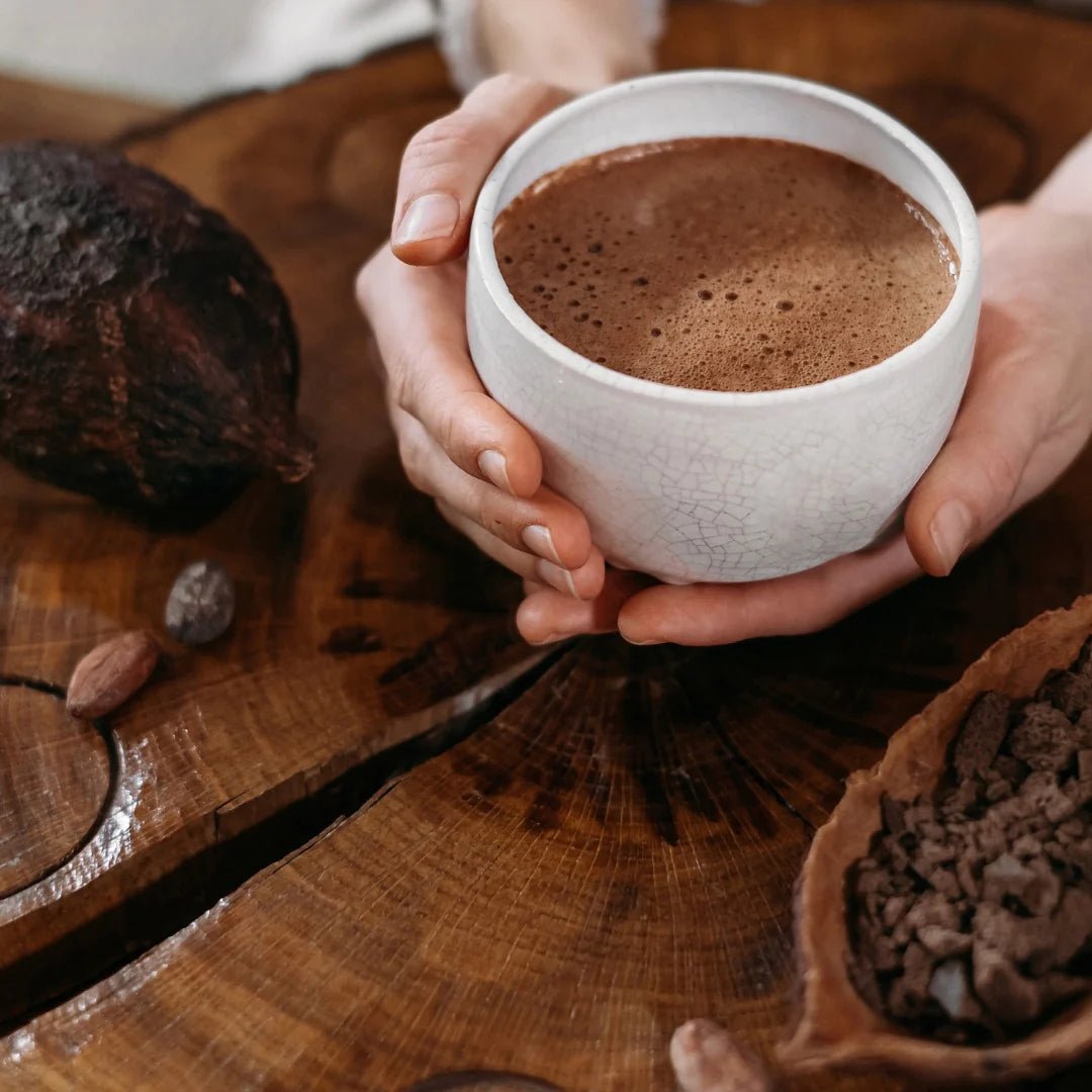 Ceremoniell kakao - en vacker ritual för att upptäcka kakaons speciella egenskaper och skapa djupare själslig koppling. Upptäck hur du enkelt kan tillaga ceremoniell kakao hemma och njuta av dess fördelar - Svenska Kakao