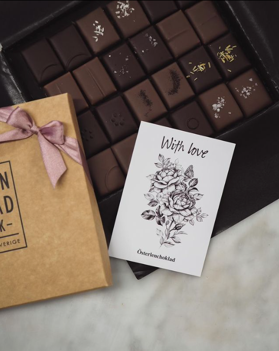 Ge din den bästa gåvan för speciella tillfällen med våra handgjorda praliner, kolor och choklad från Svenska Kakao