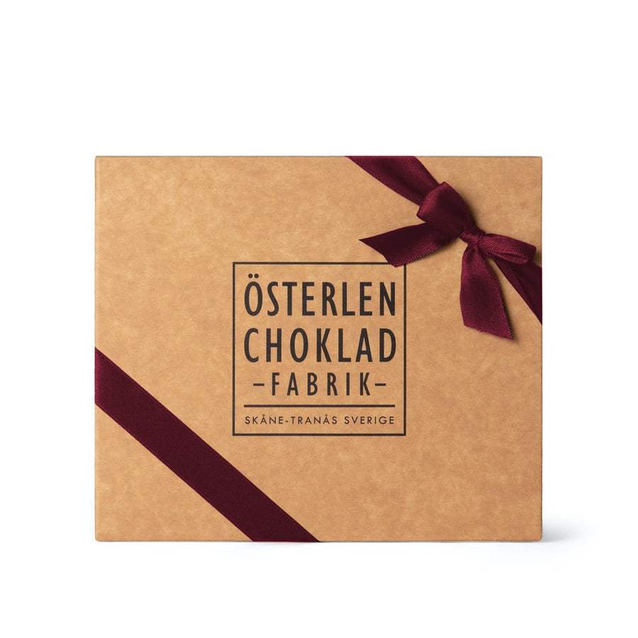 Julklappstips. Julchoklad i lyxig presentask med ovanligt goda julpraliner. mörkchoklad och ljus choklad. Tillverkat för hand på Österlen av Svenska Kakao